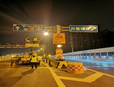 泰安郑州市北三环彩虹桥交通标志牌安装现场